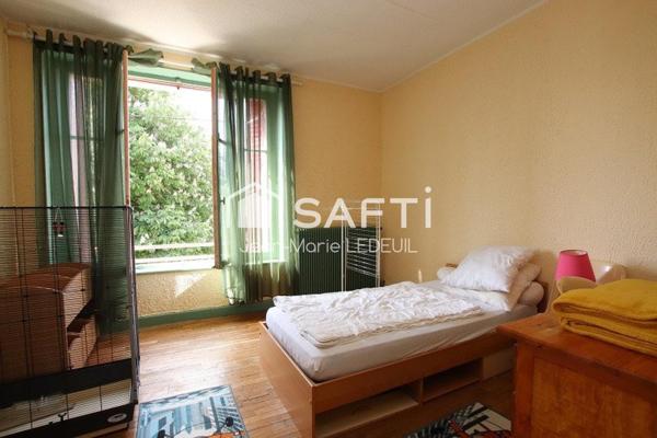 Maison 4 chambres, garage, dépendance et jardin.