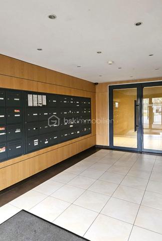 À deux pas des transports, commerces, écoles et commodités, découvrez ce bel appartement F3, parfaitement agencé, lumineux et fonctionnel, avec une exposition Sud/Est qui garantit une belle lumière naturelle tout au long de la journée.

Il se compose de :
- Une entrée accueillante
- Une belle pièce de vie lumineuse avec cuisine aménagée (mobilier inclus)
- Deux chambres avec placards intégrés
- Une salle de bains
- Un WC indépendant

Une place de parking en sous-sol complète ce bien.

Un appartement clé en main, idéal pour un premier achat, un couple, une petite famille ou un investissement locatif.

À visiter sans tarder !