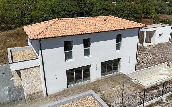 Maison à vendre    7 pièces •  Saint-Médard-en-Jalles