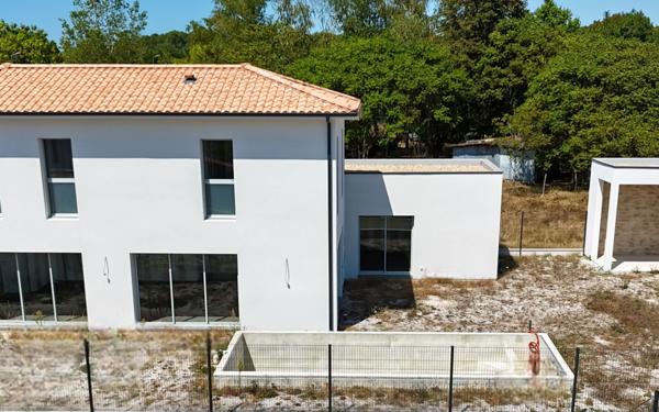 Maison à vendre    7 pièces •  Saint-Médard-en-Jalles