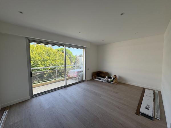 CROS DE CAGNES : Beau studio avec parking rénové - SEPT / JUIN