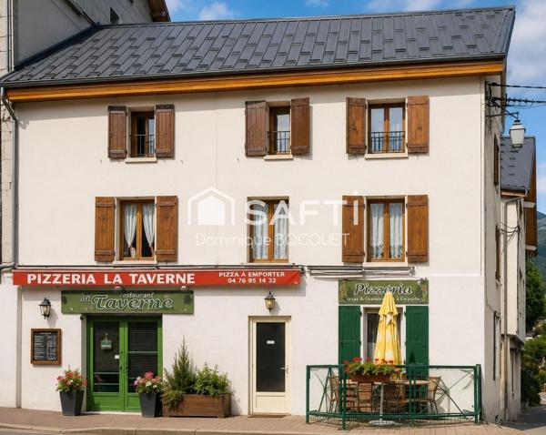 Centre de Villard de Lans, Immeuble comprenant un Fonds de commerce de restaurant 100 m2 avec terrasse 30 places et cave de 40 m2, des murs commerciaux et appartements de 140 m2 sur 3 niveaux.