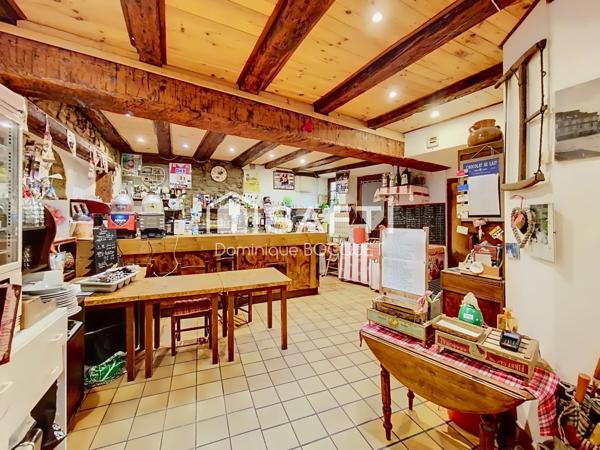 Centre de Villard de Lans, Immeuble comprenant un Fonds de commerce de restaurant 100 m2 avec terrasse 30 places et cave de 40 m2, des murs commerciaux et appartements de 140 m2 sur 3 niveaux.