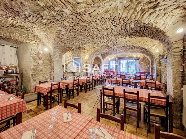 Centre de Villard de Lans, Immeuble comprenant un Fonds de commerce de restaurant 100 m2 avec terrasse 30 places et cave de 40 m2, des murs commerciaux et appartements de 140 m2 sur 3 niveaux.