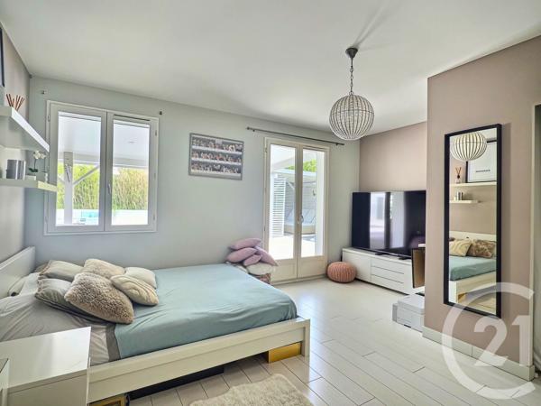Maison à vendre  5 pièces - 147,20 m 2   LA CRAU  - 83