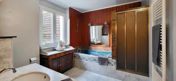 Longpont-sur-Orge (91310) Maison familiale ou bureaux + logements avec 5 chambres, combles/grenier, stationnements, dépendances, grange,