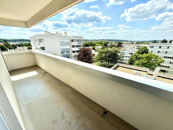 DERNIER ETAGE - LUMINEUX - RAVALEMENT AVEC ISOLATION VOTÉ & PAYÉ