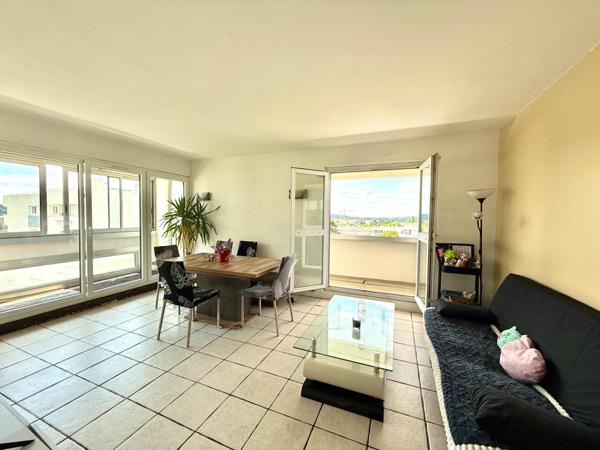 DERNIER ETAGE - LUMINEUX - RAVALEMENT AVEC ISOLATION VOTÉ & PAYÉ