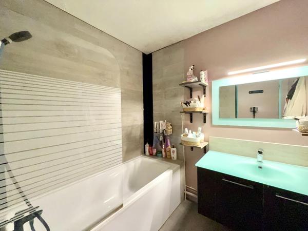 DERNIER ETAGE - LUMINEUX - RAVALEMENT AVEC ISOLATION VOTÉ & PAYÉ