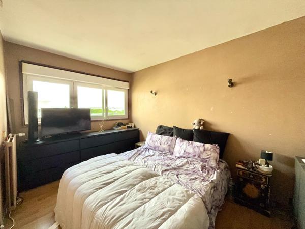 DERNIER ETAGE - LUMINEUX - RAVALEMENT AVEC ISOLATION VOTÉ & PAYÉ