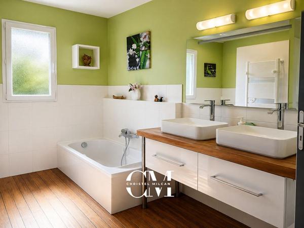 Maison contemporaine de plain-pied avec piscine 210 m2 Bruges Grand Darnal