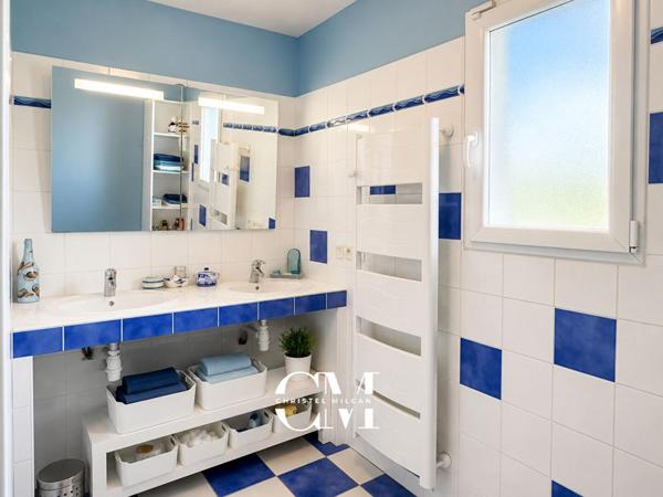 Maison contemporaine de plain-pied avec piscine 210 m2 Bruges Grand Darnal