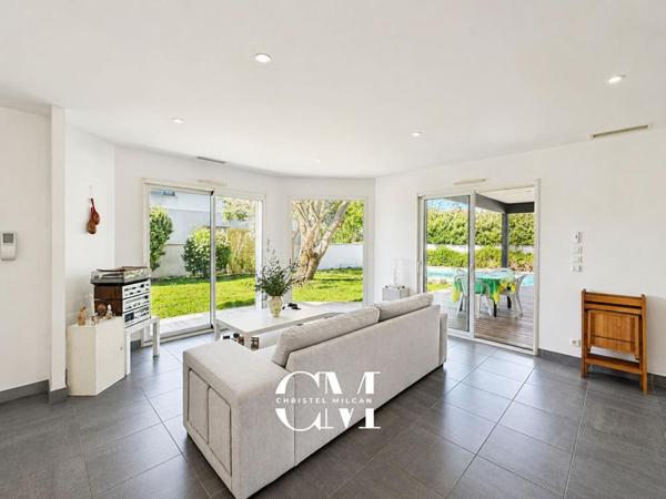 Maison contemporaine de plain-pied avec piscine 210 m2 Bruges Grand Darnal