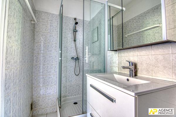 Versailles Saint-Louis Appartement 2 pièces 45 m² Carrez situé au 1er étage €320 000 **  - Référence  26405