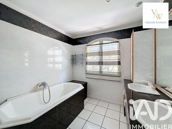 Maison à vendre 11 pièces 257 m² Saint-Mathieu-de-Tréviers