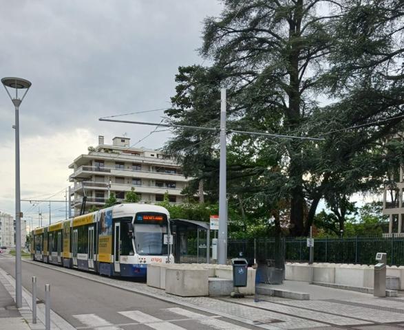 Superbe T4 Moderne avec Grande Terrasse – Proche Centre & Tramway