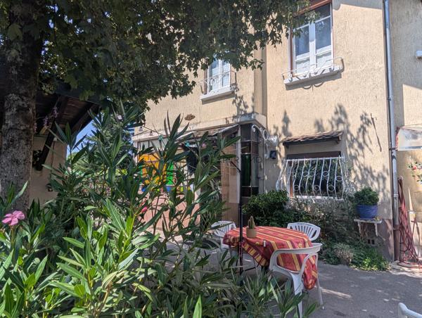 Maison de Ville sur 3 Niveaux avec Cour Fermée et Parc – Idéal Projet Familial ou Investisseurs