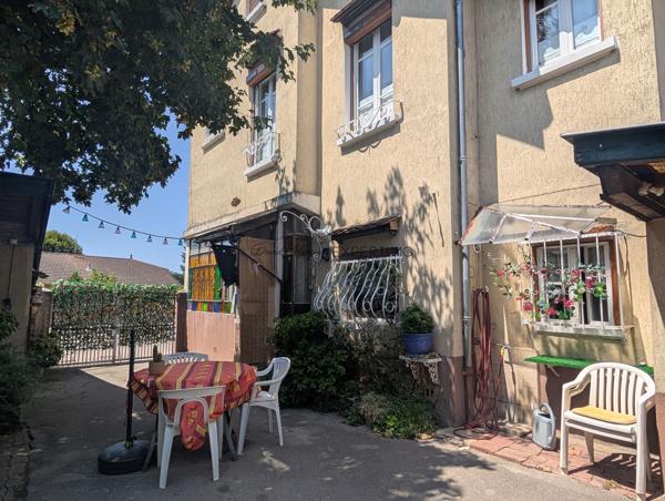 Maison de Ville sur 3 Niveaux avec Cour Fermée et Parc – Idéal Projet Familial ou Investisseurs