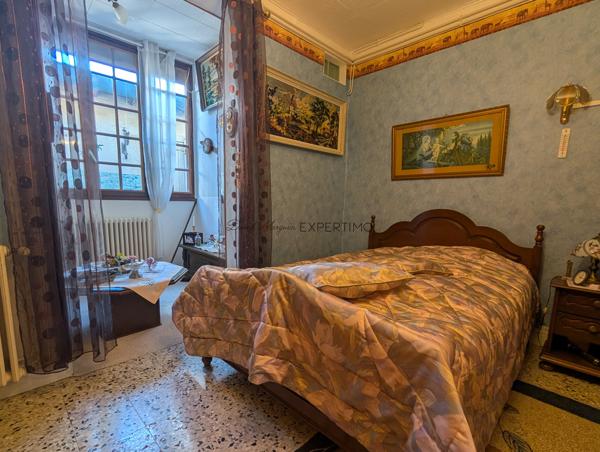 Maison de Ville sur 3 Niveaux avec Cour Fermée et Parc – Idéal Projet Familial ou Investisseurs