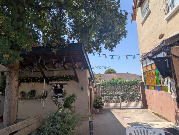Maison de Ville sur 3 Niveaux avec Cour Fermée et Parc – Idéal Projet Familial ou Investisseurs