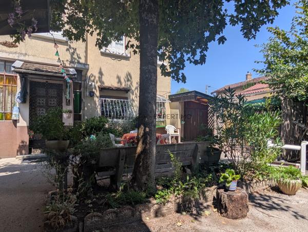 Maison de Ville sur 3 Niveaux avec Cour Fermée et Parc – Idéal Projet Familial ou Investisseurs