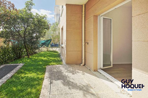 À vendre - Appartement 3 pièces rénové avec terrasse et jardin à Savigny-le-Temple