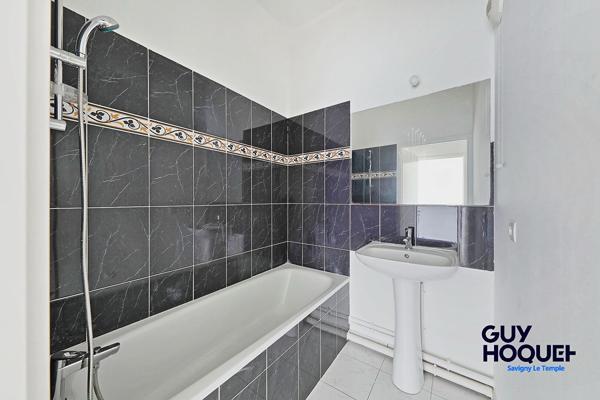 À vendre - Appartement 3 pièces rénové avec terrasse et jardin à Savigny-le-Temple
