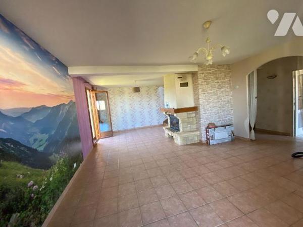 A vendre à Ally (CANTAL), idéalement situé entre les villages de Pleaux et Mauriac, un pavillon...