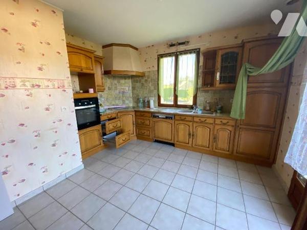 A vendre à Ally (CANTAL), idéalement situé entre les villages de Pleaux et Mauriac, un pavillon...