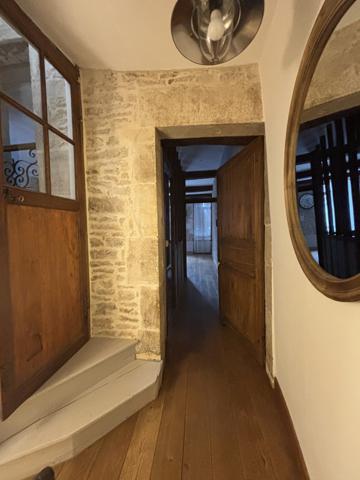 Maison sur deux étages au centre ville de CHATILLON SUR SEINE (115m²) ,rénovée avec des matériaux nobles. Châtillon-sur-Seine (21400)