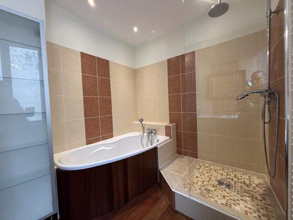 Maison sur deux étages au centre ville de CHATILLON SUR SEINE (115m²) ,rénovée avec des matériaux nobles. Châtillon-sur-Seine (21400)