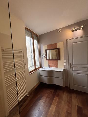 Maison sur deux étages au centre ville de CHATILLON SUR SEINE (115m²) ,rénovée avec des matériaux nobles. Châtillon-sur-Seine (21400)