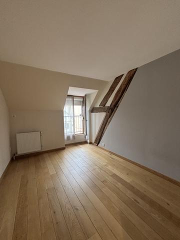 Maison sur deux étages au centre ville de CHATILLON SUR SEINE (115m²) ,rénovée avec des matériaux nobles. Châtillon-sur-Seine (21400)