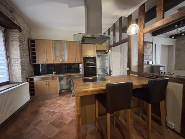 Maison sur deux étages au centre ville de CHATILLON SUR SEINE (115m²) ,rénovée avec des matériaux nobles. Châtillon-sur-Seine (21400)