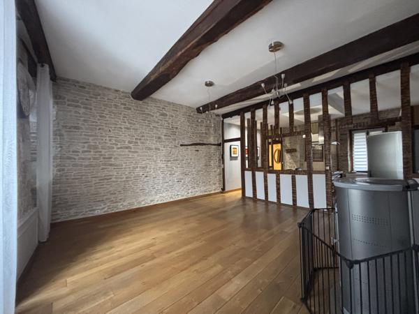 Maison sur deux étages au centre ville de CHATILLON SUR SEINE (115m²) ,rénovée avec des matériaux nobles. Châtillon-sur-Seine (21400)