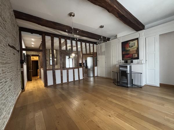 Maison sur deux étages au centre ville de CHATILLON SUR SEINE (115m²) ,rénovée avec des matériaux nobles. Châtillon-sur-Seine (21400)