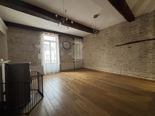 Maison sur deux étages au centre ville de CHATILLON SUR SEINE (115m²) ,rénovée avec des matériaux nobles. Châtillon-sur-Seine (21400)