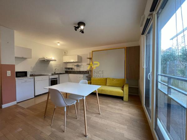 Studio MEUBLE - Bois Rochefort Loyer 684 €/mois charges comprises **  - Référence  726