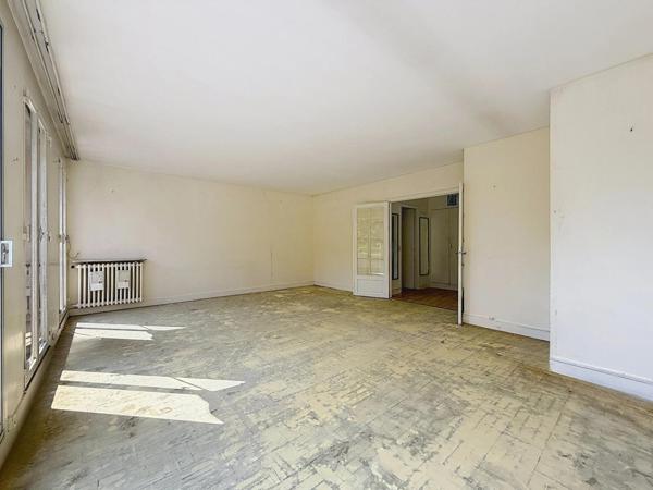 LUMINEUX - VUES DÉGAGÉES - À RÉNOVER