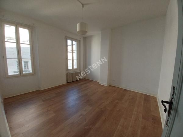 Immeuble en Pierres Rénové en Plein Centre-Ville de Sainte-Foy-la-Grande