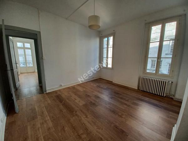 Immeuble en Pierres Rénové en Plein Centre-Ville de Sainte-Foy-la-Grande