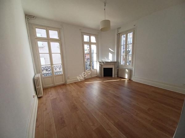 Immeuble en Pierres Rénové en Plein Centre-Ville de Sainte-Foy-la-Grande