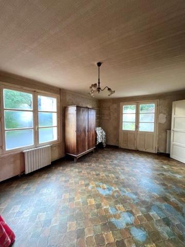 Maison à rénover avec 1 hectare de terrain