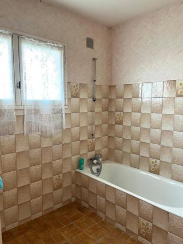 Maison à rénover avec 1 hectare de terrain