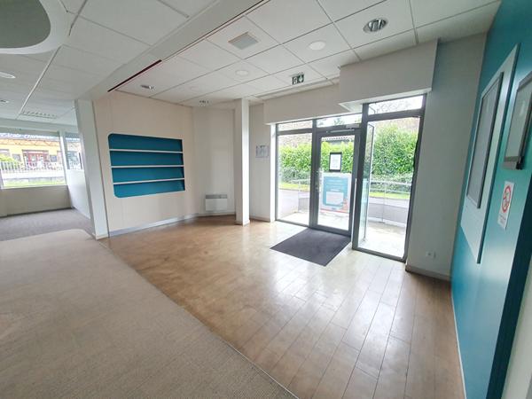Location local commercial Saint-Jean-du-Falga - 142 m² - 1 383 €/mois
