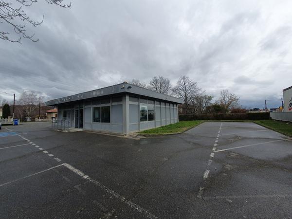 Location local commercial Saint-Jean-du-Falga - 142 m² - 1 383 €/mois