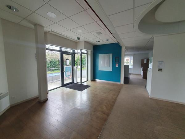 Location local commercial Saint-Jean-du-Falga - 142 m² - 1 383 €/mois