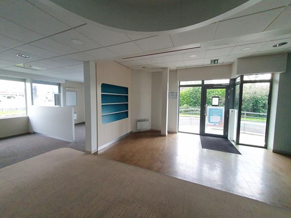 Location local commercial Saint-Jean-du-Falga - 142 m² - 1 383 €/mois