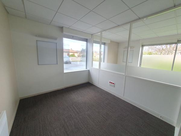 Location local commercial Saint-Jean-du-Falga - 142 m² - 1 383 €/mois