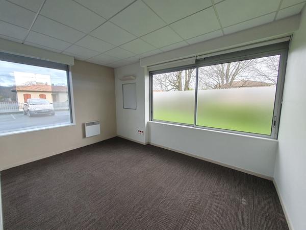 Location local commercial Saint-Jean-du-Falga - 142 m² - 1 383 €/mois